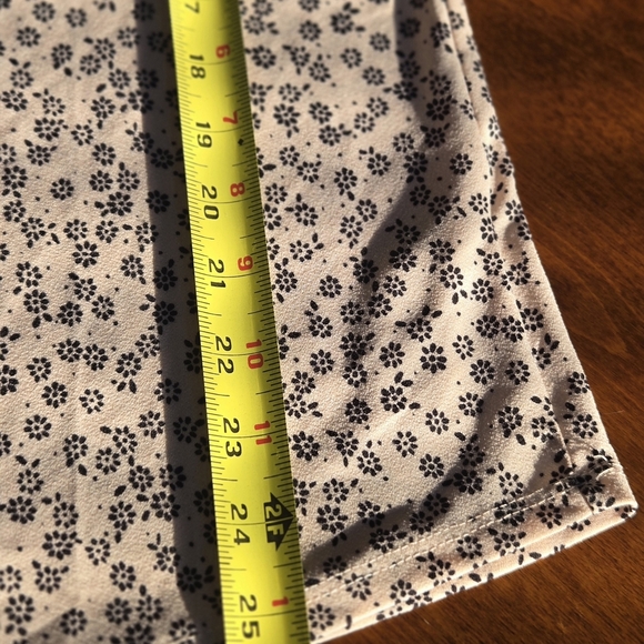 Adrianna Papell Elegant Blouse with Delicate Flowers.Size XL - Picture 7 of 9